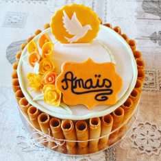 Cake design spécial naissance jaune et blanc entouré de tubes de gâteaux ou design cake