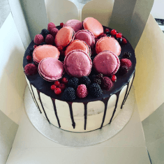Layer cake Gâteau surmonté de macarons